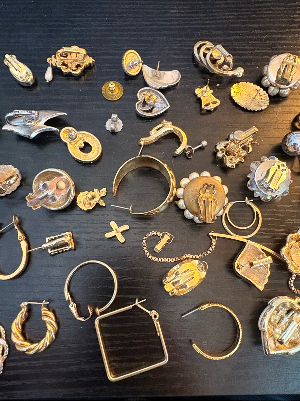 Lot 44 Single Earrings All Signed Givenchy, Christian Dior, Avon, Monet & More - Picture 4 of 6